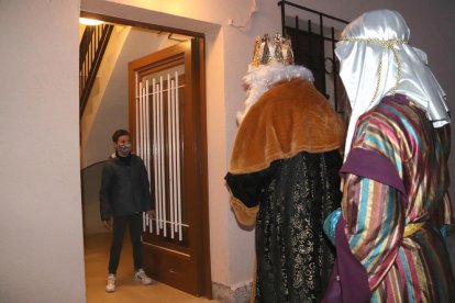 Plano abierto de un niño que abre la puerta al Rey Melcior, en Torredembarra.