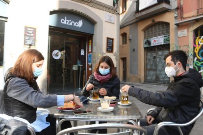 Un grupo de jóvenes en una terraza del bar l'Alzina de Manresa.