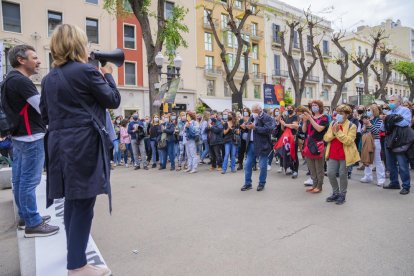 Los trabajadores del banco durante la protesta en la Rambla Nueva de Tarragona.