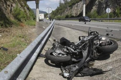 Imagen de archivo del escenario de un accidente de moto.