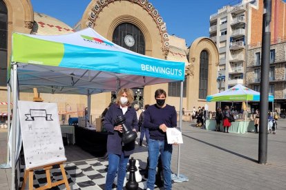 La responsable de Comunicación y Relaciones Institucionales de BASF en Tarragona, Conxita Esteve, y el presidente de los Mercats de Tarragona, Dídac Nadal.