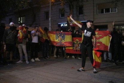 Manifestación de fascistas en la plaza Artós antes de producirse el agressó