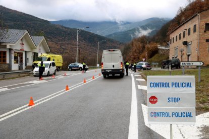 Pla general d'un control de mobilitat dels Mossos d'Esquadra.