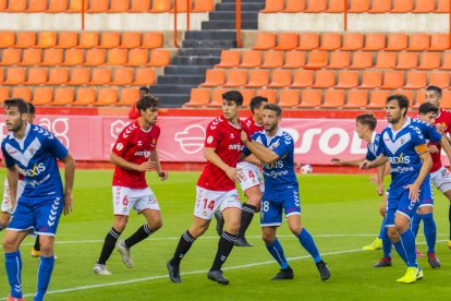 Alex Quintanilla, que ya puede volver a entrenar después de haber superado la covid, durante el Nàstic-Badalona de esta temporada.