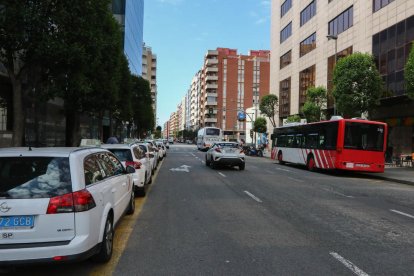 El carril bici se situará a la izquierda, de manera que los aparcamientos se desplazarán hacia la derecha.