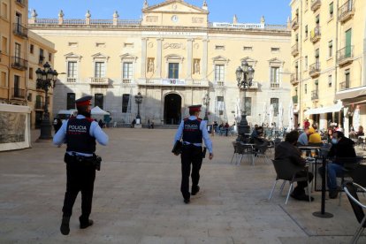 Una patrulla de los Mossos d'Esquadra en la plaza de la Font de Tarragona para hacer tareas de control e información.