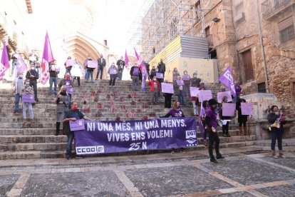 Acto de CCOO y UGT contra la violencia machista en las escaleras de la catedral de Tarragona.