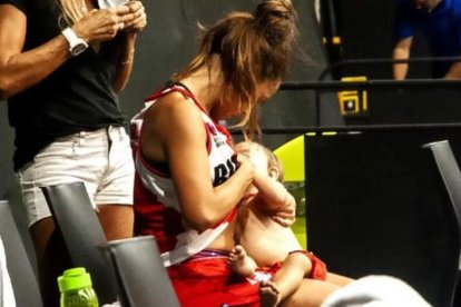 La jugadora dándole el pecho en su fila durante el partido