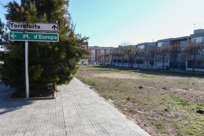 El solar, que actua de separació entre l'institut públic i la carretera, acull la fira per festes i també serveix d'aparcament.