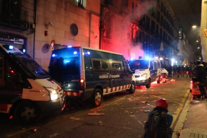 Les furgonetes dels Mossos d'Esquadra a la Rambla de Barcelona, on s'ha produït diversos aldarulls després de la manifestació.