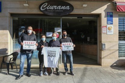 Los propietarios del Forn Casa Ciurana, que comercializa lotería desde hace un año y medio.