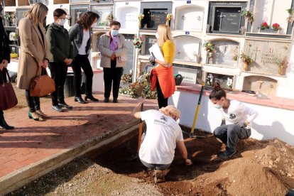 La hija de Francisco Serrano y representantes de Memòria Democràtica y el Ayuntamiento de Tortosa y los Reguers en la apertura de la fosa.