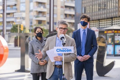 Marc Arza, acompañado de Irene Mallol y Oriol Vázquez en el acto de campaña en la estación de autobuses.