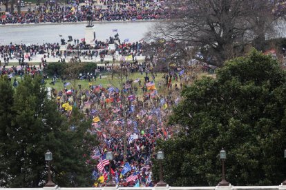 Pla general dels seguidor pro-Trump en el moment en què han assaltat el Capitoli.