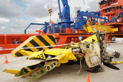 Los restos del bimotor se recuperaron del mar.