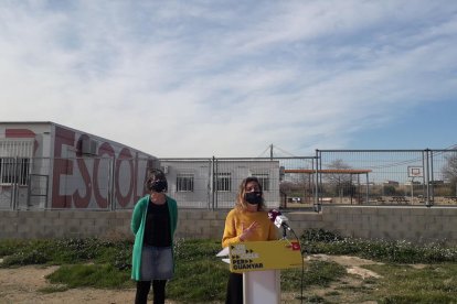 La cap de llista de la CUP, Laia Estrada, acompanyada per Marta Llorens, ahir a Bonavista.