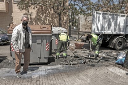 Jornet, con uno de los contenedores quemados mientras lo sustituían.