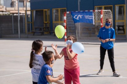 Un grup d'infants gaudint d'una de les activitats organitzades.