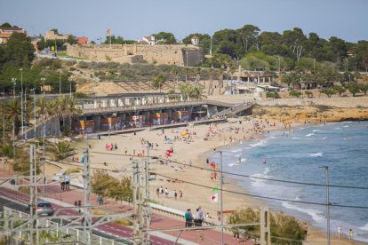 Imatge d'arxiu de la platja del Miracle, on es podria restringir el consum de tabac en un futur.