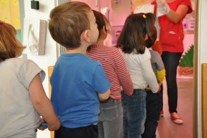 Una imagen de archivo de niños en una de las EBM de Reus.