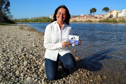 Montse Castellà amb el seu nou disc davant del riu Ebre al seu pas per Tortosa.