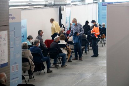 Varias personas descansan después de recibir la primera dosis de la vacuna en Fira de Barcelona.