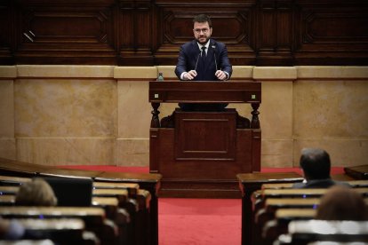 Pere Aragonès, al centre de l'hemicicle del Parlament.