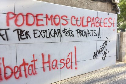 Imagen de las pintadas en la fachada de la sede.