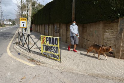 ¡Con la implicación de la AVDA, el vecindario cuelga pancartas donde se leen 'Bastantes torres! Bastantes promesas'!.