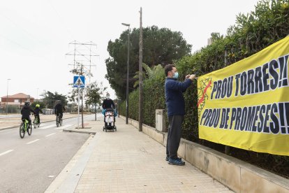 Con la implatación de l'AV, el vecindario cuelga pancartas donde se lee