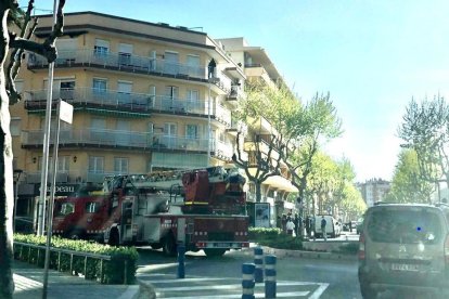 Imagen de una dotación de los Bomberos en el lugar|sitio de los hechos y los vecinos evacuados al fondo.