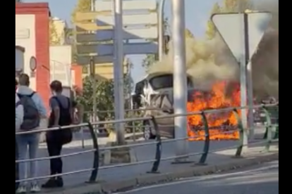 Imagen del vehículo incendiado en la avenida de Andorra de Tarragona.