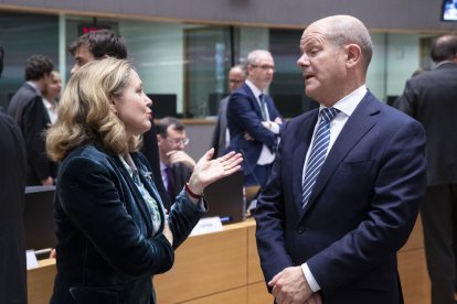 Plano medio de la vicepresidenta económica del gobierno español, Nadia Calviño, el ministro de Finanzas alemán, Olaf Scholz, en una reunión del Eurogrupo.