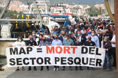 Plano general de la manifestación de pescadores en el puerto pesquero de Sant Carles de la Ràpita.