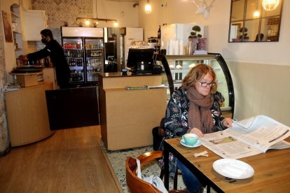 Una cliente desayunando en un bar.