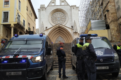 Mossos d'Esquadra i Guàrdia Urbana, durant un patrullatge a la Part Alta en el darrer últim any.