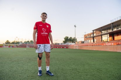 Guiu, a l'Estadi Municipal de la Pobla de Mafumet, on aquest any vol créixer com a futbolista abans de fer el pas definitiu al primer equip.