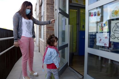 Una madre acompañadora a su hija a su jardín de infancia.