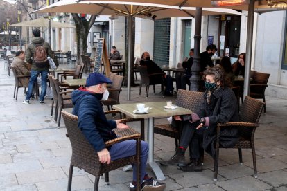 Clientes desayunando en una terraza de la Rambla de Gerona.