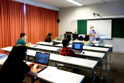 Una clase en la URV con los alumnos manteniendo la distancia y con mascarillas.