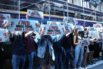 Cartells durant una manifestació al centre de Barcelona per protestar perquè un grup d'estudiants estan encausats per desordres durant una vaga del 2017 on demanaven la rebaixa de taxes universitàries