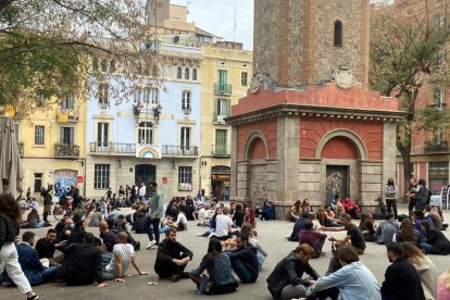 La plaza de la Vila de Gracia, llena de gente.