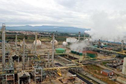 Panoràmica general de l'àrea química del complex industrial de Repsol a Tarragona, al municipi de la Pobla de Mafumet.