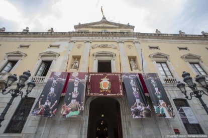 Cuatro lonas con las imágenes de cuatro pilares de las collas castelleras tarraconenses.