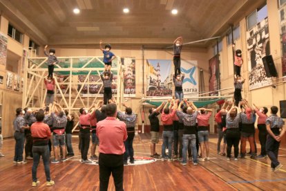 Els castellers de la Colla Vella dels Xiquets de Valls fent quatre pilars en el primer assaig de la prova pilot per reprendre l'activitat castellera.