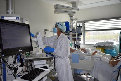 Uno de los boxs del UCI del hospital Santa Caterina de Salt con un paciente ingresado por coronavirus.