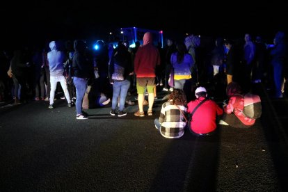 Alguns dels manifestants tallant l'AP-7 a l'Aldea, el 15 d'octubre de 2019.