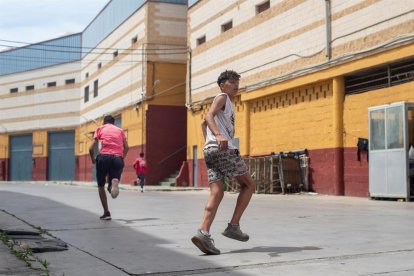 Menores huyendo de la nave donde estaban confinados en Ceuta.