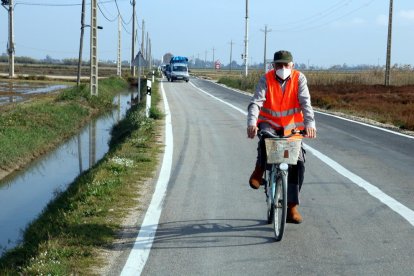 Una persona en bicicleta encapçalant la marxa lenta per denunciar la precarietat i la perillositat de la carretera entre Poble Nou del Delta i Sant Carles de la Ràpita.