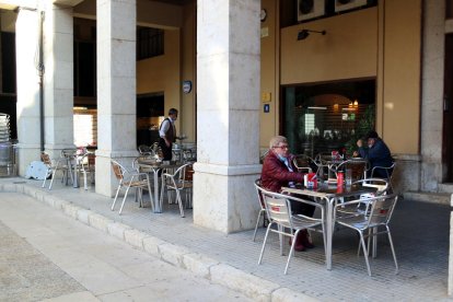 Plano general de la terraza del bar La Tertúlia de Tortosa con algunos clientes.